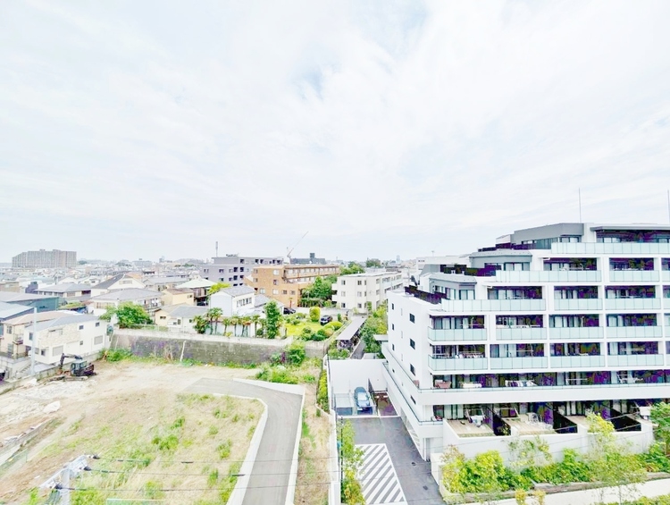 バルコニー 窓を開けると広がる青空。心をリフレッシュして日々を過ごしていきましょう。