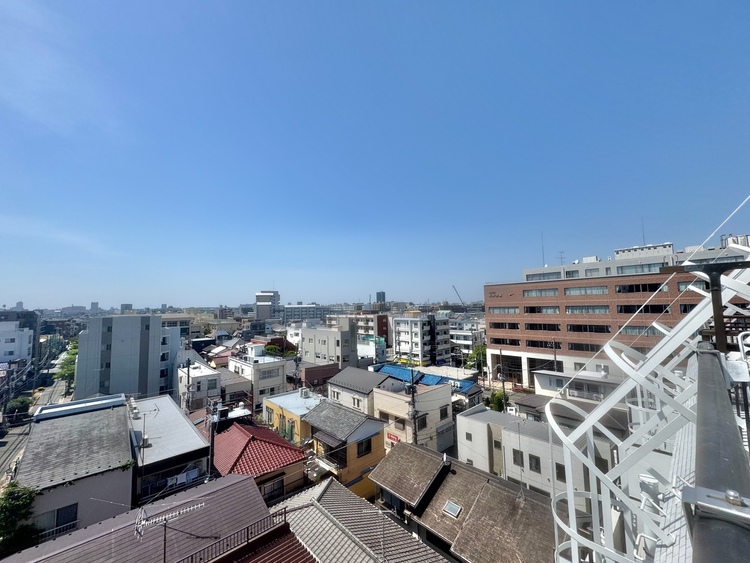バルコニー 窓を開けると広がる青空。心をリフレッシュして日々を過ごしていきましょう。