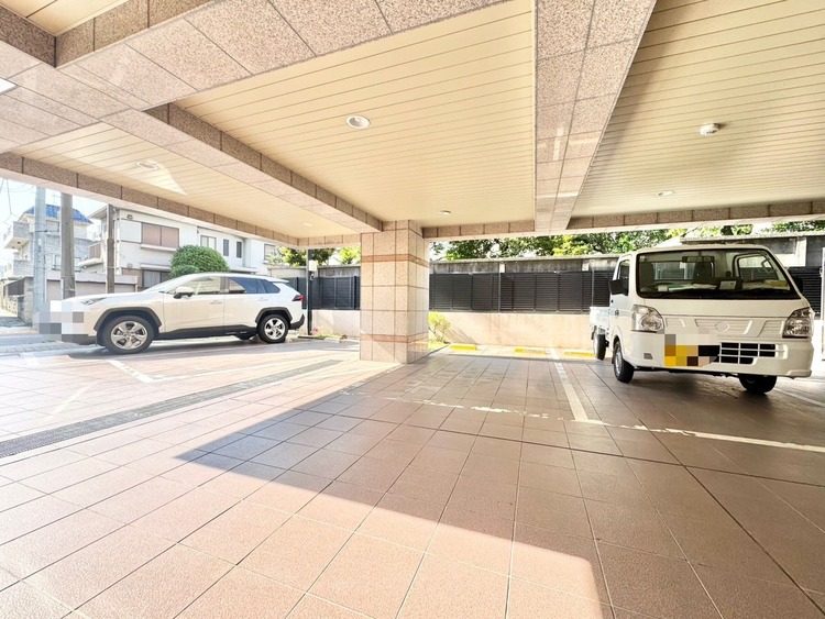 駐車場 本物件の駐車スペースです。車種制限のある場合もございますので、お気軽にお問い合わせくださいませ。
