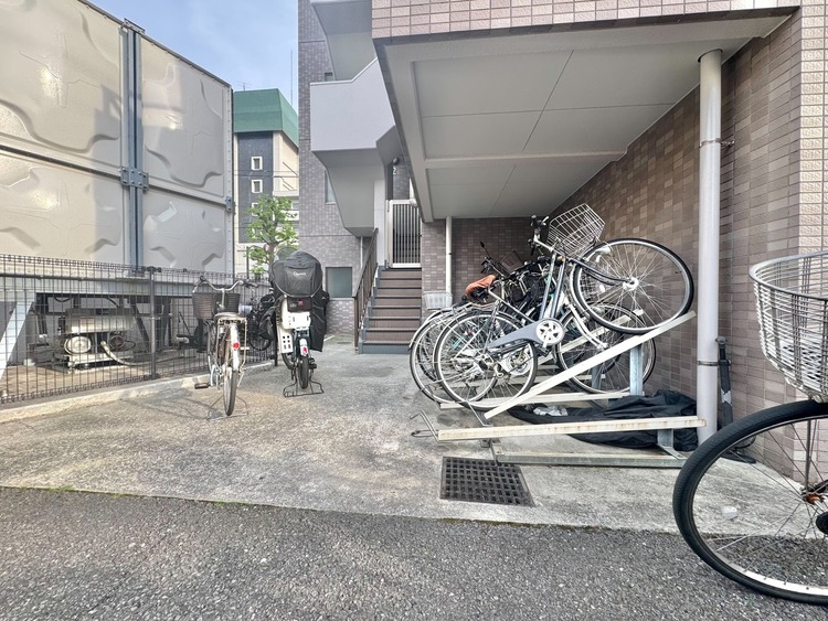 設備 整理整頓された駐輪場で、管理体制の良好さがうかがえます。
