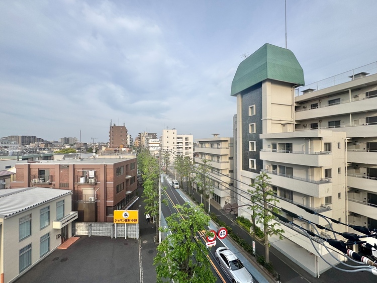 バルコニー 窓を開けると広がる青空。心をリフレッシュして日々を過ごしていきましょう。