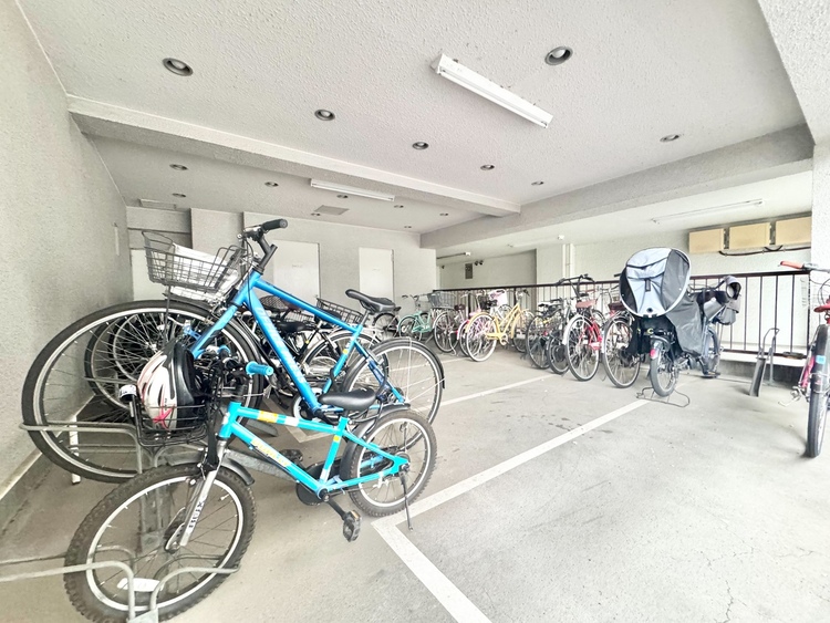 設備 整理整頓された駐輪場で、管理体制の良好さがうかがえます。