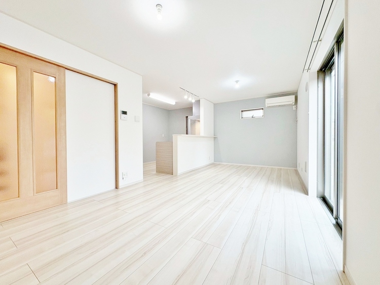 居間 飾り過ぎないシンプルな内装と偏り過ぎないデザインで統一しました。