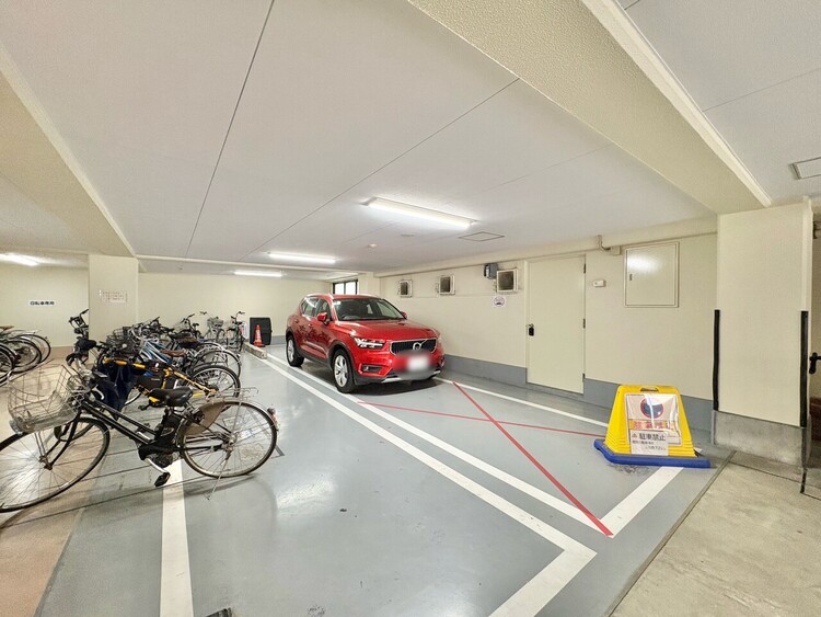 駐車場 本物件の駐車スペースです。車種制限のある場合もございますので、お気軽にお問い合わせくださいませ。
