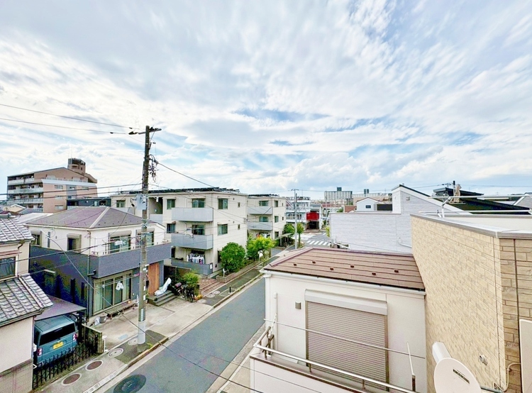 バルコニー 窓を開けると広がる青空。心をリフレッシュして日々を過ごしていきましょう。