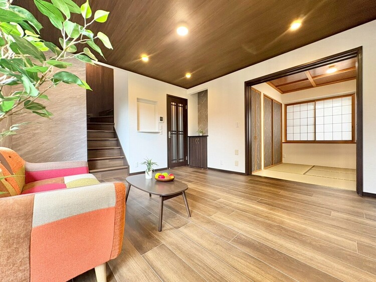 居間 居心地の良い空気感は、暮らしのステージを彩り、心からのやすらぎと満足感を与えてくれます。