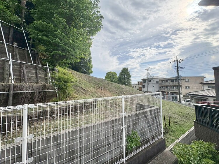 バルコニー 窓を開けると広がる青空。心をリフレッシュして日々を過ごしていきましょう。