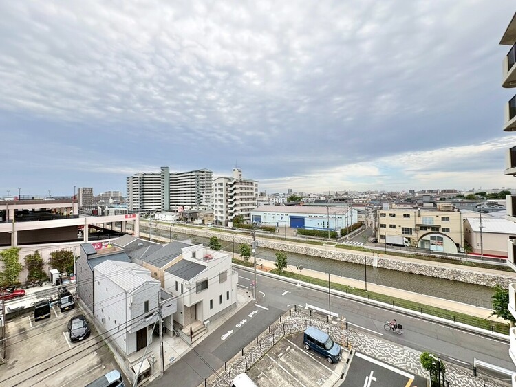 バルコニー 窓を開けると広がる青空。心をリフレッシュして日々を過ごしていきましょう。