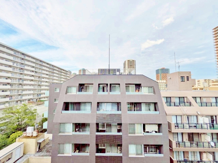 バルコニー 窓を開けると広がる青空。心をリフレッシュして日々を過ごしていきましょう。