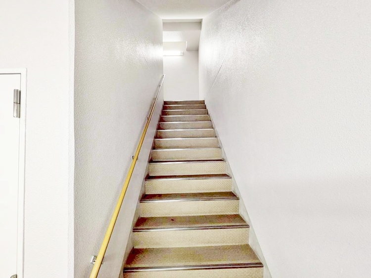 その他 落ち着いた雰囲気の階段。手すりも常設しているので、ゆったりお使いになれます。