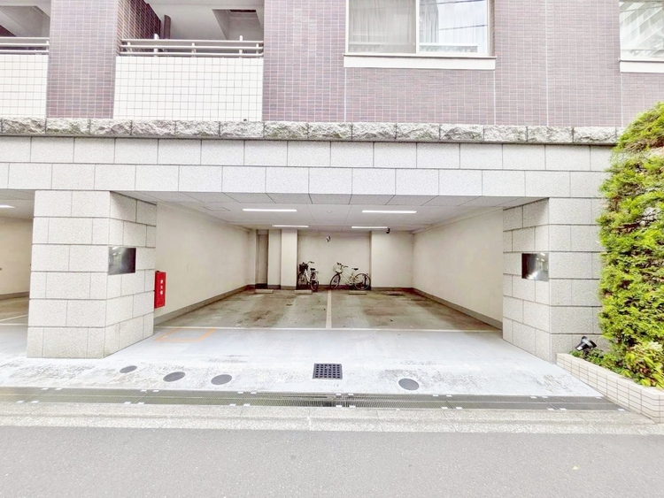 駐車場 本物件の駐車スペースです。車種制限のある場合もございますので、お気軽にお問い合わせくださいませ。