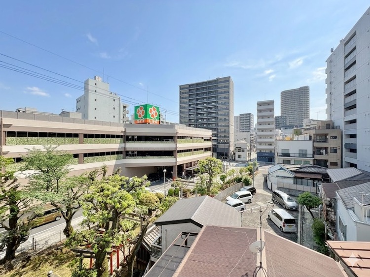 バルコニー 窓を開けると広がる青空。心をリフレッシュして日々を過ごしていきましょう。