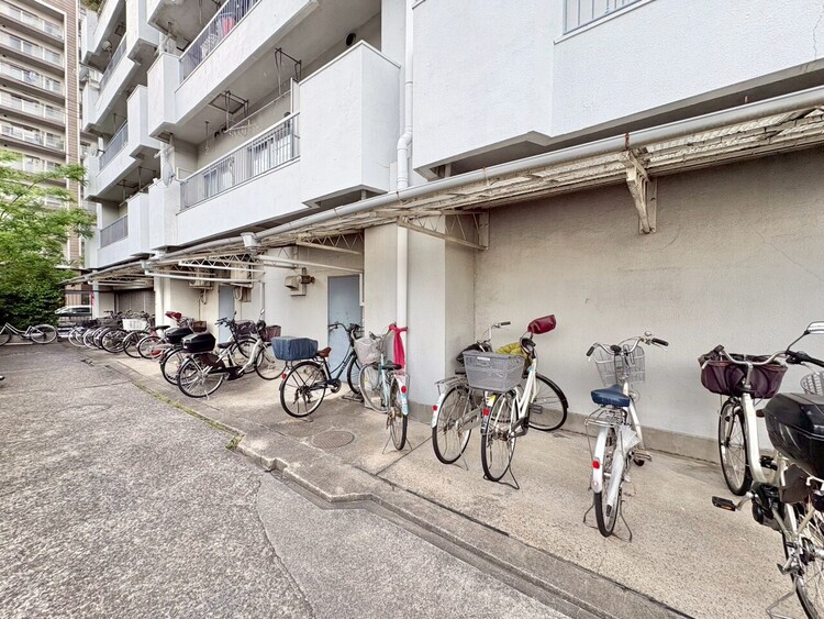 設備 きちんと整備された駐輪場。住む方の心遣いが感じられます。