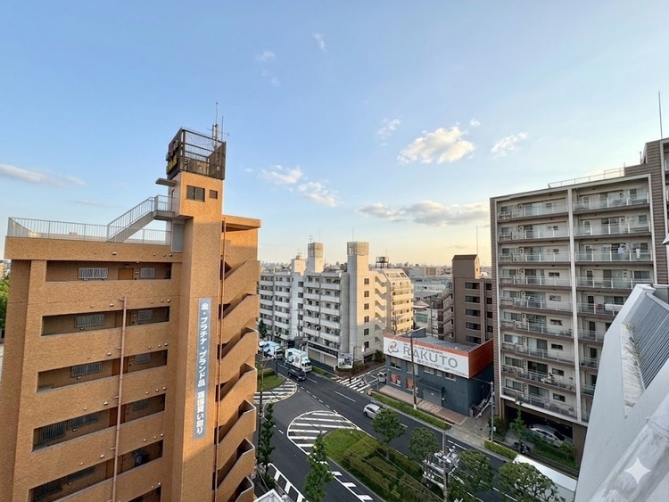 バルコニー 窓を開けると広がる青空。心をリフレッシュして日々を過ごしていきましょう。