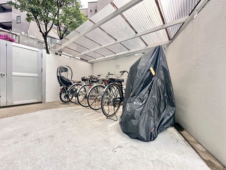 設備 整理整頓された駐輪場で、管理体制の良好さがうかがえます。