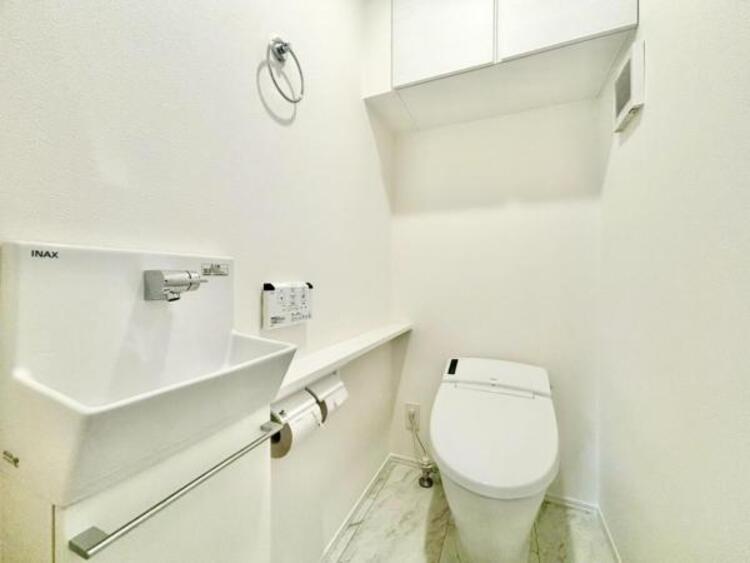 トイレ 暖房便座付きのトイレは家の中に2ヶ所ございます。ご家族が忙しい朝も安心です。