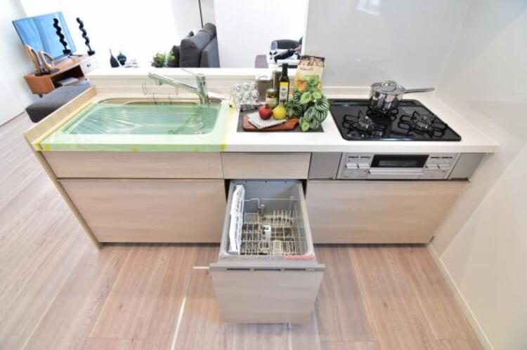 設備 食器洗浄乾燥機を標準装備。作動中は他の家事を並行して進めることができ、家事の時短と負担軽減につながります。高温、高圧水流で洗浄するため、除菌・消臭効果が期待でき、衛生面での安心感が高まります。また、手荒れの心配もなくなります。