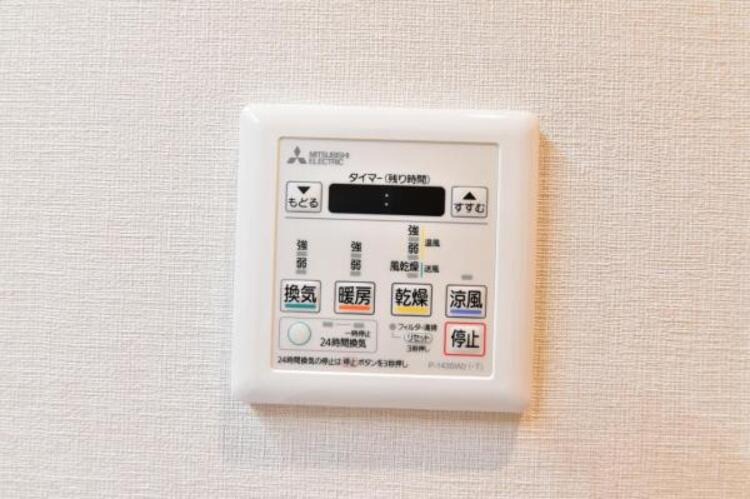 設備 浴室には浴室換気乾燥機を設置。雨天時も洗濯物を干すことができます。さらに冬場は脱衣所や浴室の暖房代わりとなり、ヒートショックなどの抑制が期待できます。