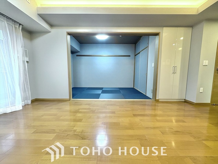 内装 ここはみんなが集い、食事と楽しい会話が始まる場所。話に夢中になりすぎて、ついつい時を忘れ、夜半過ぎになってしまう。そんな束の間の幸せを感じさせてくれます。