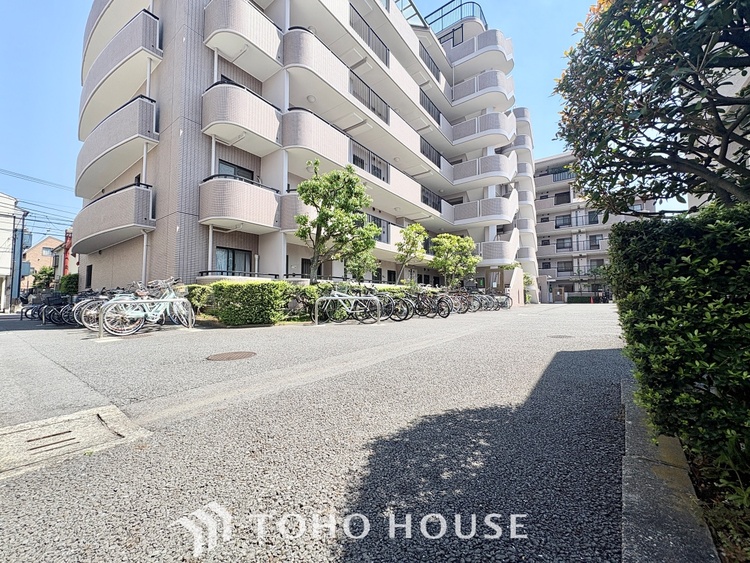 外観 街に溶け合う美しい景観を生みだしているにも関わらず、採光や風通しを考えて設計された間取り。近隣との視線を考え、街全体で調整される窓位置。外観だけでなく、そこに住まうご家族の心地よさを最優先しました。