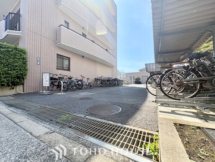 その他 街に溶け合う美しい景観を生みだしているにも関わらず、採光や風通しを考えて設計された間取り。近隣との視線を考え、街全体で調整される窓位置。外観だけでなく、そこに住まうご家族の心地よさを最優先しました。