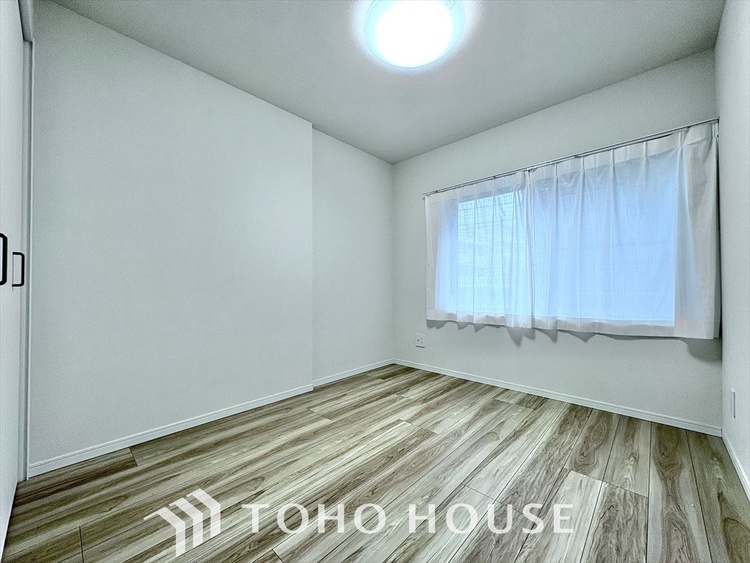 内装 使いやすく、明るい洋室に仕上がります。子供部屋や趣味のお部屋にご利用できます。ご自身で家具などを配置し、素敵な空間を創り上げられます。