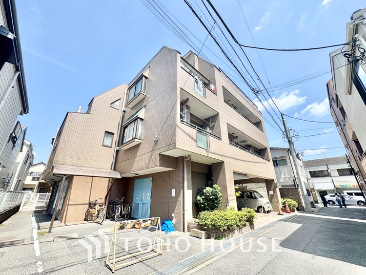 内装 ここにはみんなが集い、食事と楽しい会話が始まる。話に夢中になりすぎて、ついつい時を忘れ夜半過ぎになってしまう。そんな束の間の幸せを感じさせてくれる場所でありたい。　