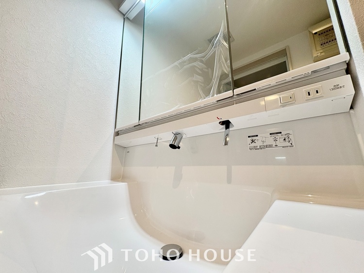 洗面 【WASHROOM】◆快適◆煌びやかな暮らしの中にも忘れたくない快適さ。大きな収納が助けてくれます。