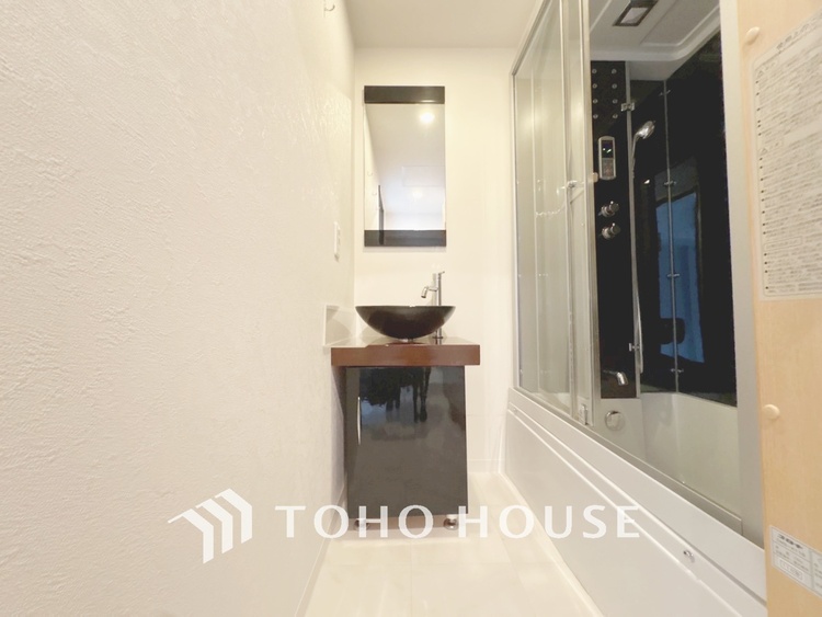 洗面 【WASHROOM】◆快適◆煌びやかな暮らしの中にも忘れたくない快適さ。大きな収納が助けてくれます。