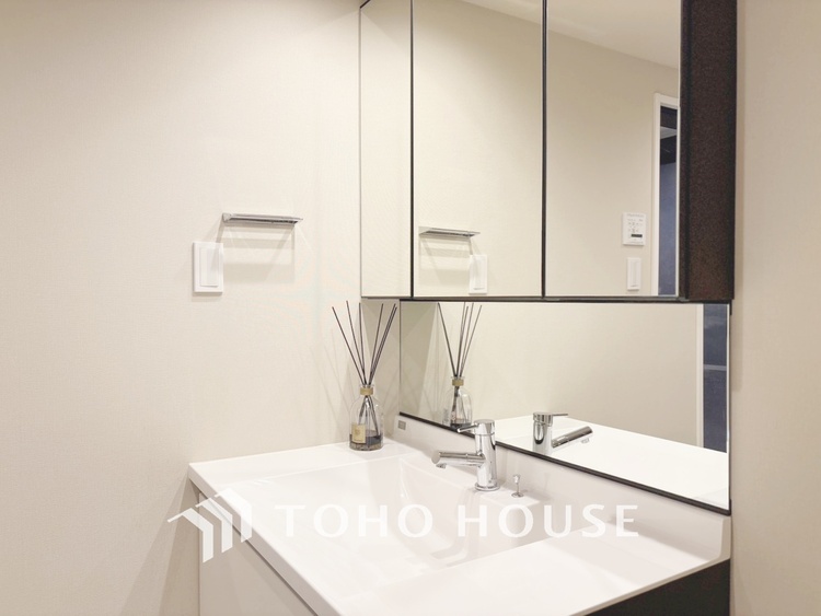 洗面 【WASHROOM】◆快適◆煌びやかな暮らしの中にも忘れたくない快適さ。大きな収納が助けてくれます。