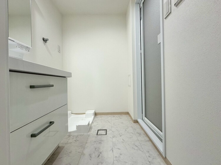 その他 十分な広さの脱衣所。