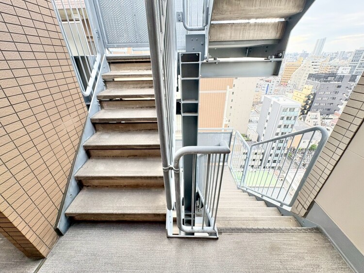 その他 共用部の階段です。明るく清潔に管理されています。