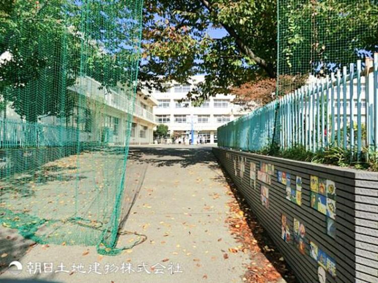 周辺 【日吉南小学校】400ｍ　落ち着いた住宅街にある小学校で、車通りが少なくお子様の通学も安心です。地域の見守り体制がとても手厚く、明るくのびのびと過ごせる環境です。