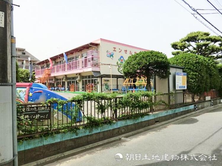周辺 【エンゼル幼稚園】850ｍ　「考える力・表現力」を育てる教育方針の幼稚園です。通園バスがあり通いやすい＆園内で習い事も可能で働くご家庭も安心。