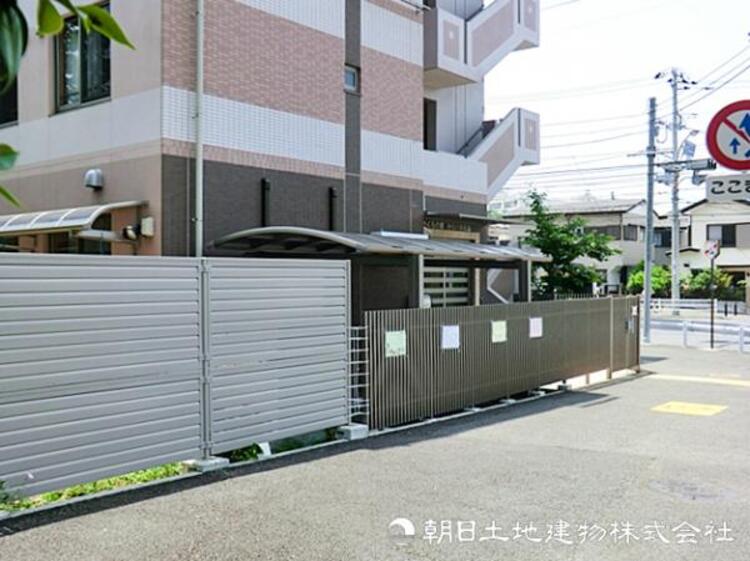 周辺 【さくらの郷みらい保育園】1300ｍ　定員１００名超で安定感のある運営です。園庭が２ヶ所ありしっかり遊べる環境や素材にこだわった手作り給食が魅力。駅から近くにある園のため送り迎えもスムーズです。
