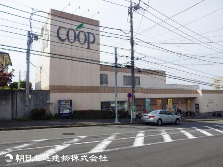 周辺 【ユーコープ竹山店】760ｍ　生鮮食品から日用品まで揃い、日々の買い物に便利なスーパー。落ち着いた店内で利用しやすく、地域の暮らしをしっかり支える身近な存在です。
