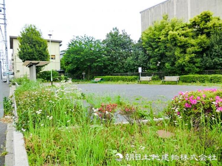 周辺 【目黒町公園】210ｍ　草地と木々の自然が残るコンパクトな公園です。道路沿いに位置しているため、お出かけ中のちょっとした休憩に便利です。