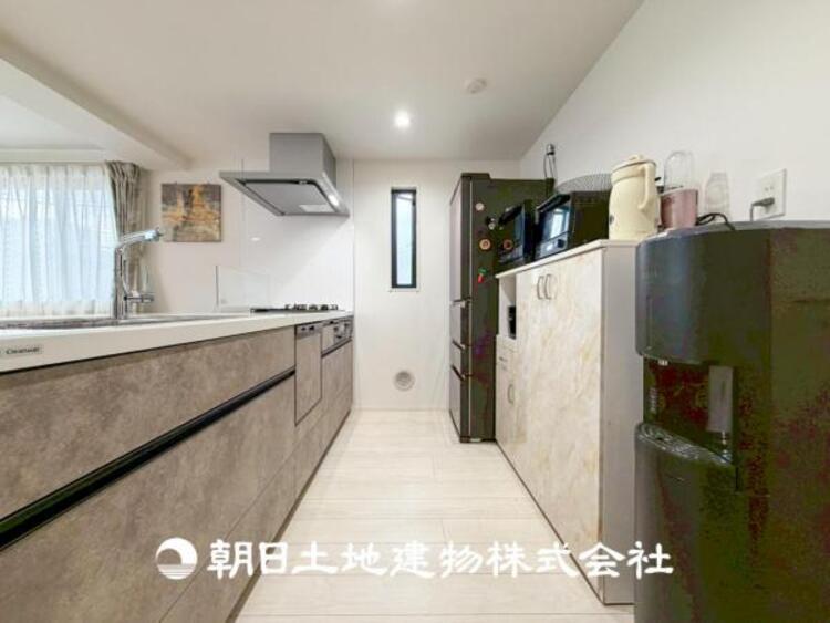 キッチン 【キッチン】住宅の主役でもあり、日常生活を過ごす上で重要な水回りでもあるからこそ機能性・デザイン性に拘りました。お掃除のしやすいシステムキッチンを設置しました。