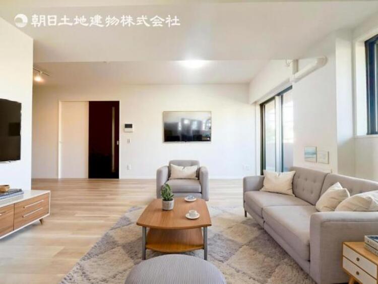 居間 お天気が晴れの日は照明をつけなくても充分明るいリビングです！どこか落ち着きのある広々とした内装です！皆で過ごす空間が、目に浮かんでくる様な優しいリビングダイニングです！くつろいだり楽しい時間を是非！ 