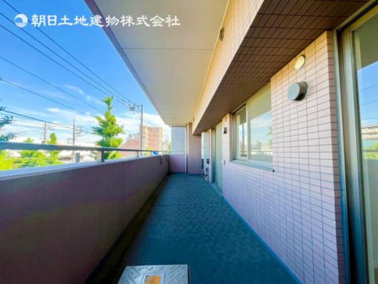 バルコニー 【バルコニー】太陽の光と爽やかな風でお洗濯物は気持ちいいです。 