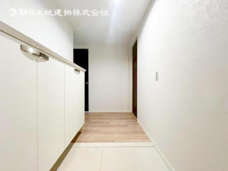 その他 【玄関】明るく広い玄関には収納力に優れたシューズボックス。　靴をスッキリと整頓することができます。 