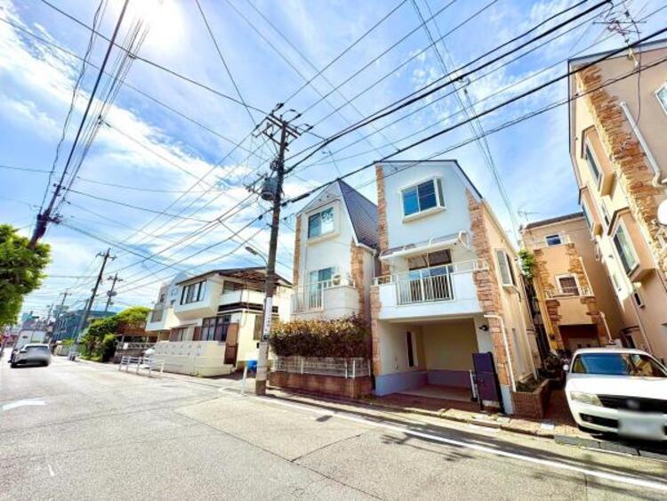 外観 前面道路は約8ｍございます。毎日のお車の出し入れもストレスなく行えます。