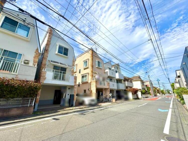 外観 駅前にはスーパーがございます。毎日のご通勤など非常に助かります。