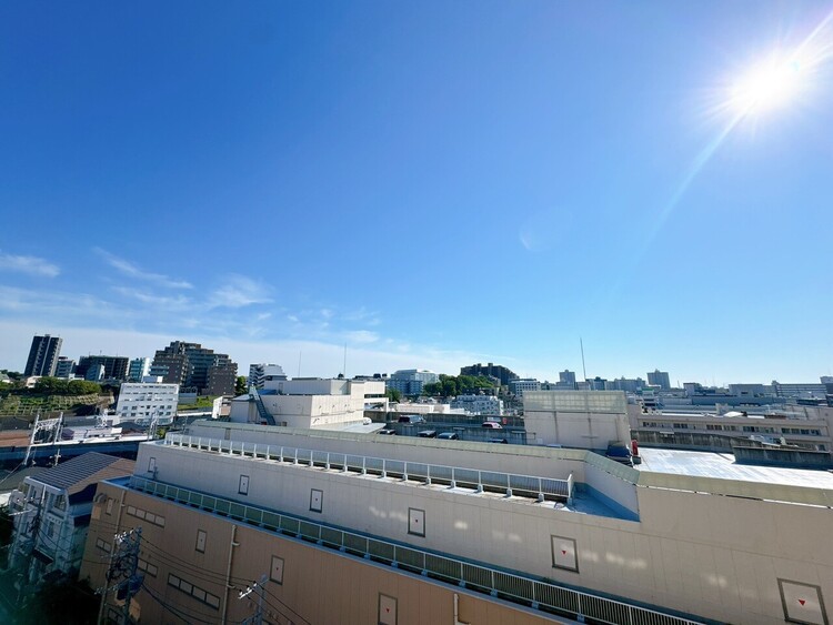 バルコニー 窓を開けると広がる青空。心をリフレッシュして日々を過ごしていきましょう。