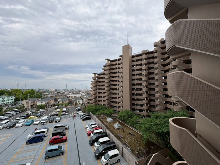 エントランス 窓を開けると広がる青空。心をリフレッシュして日々を過ごしていきましょう。