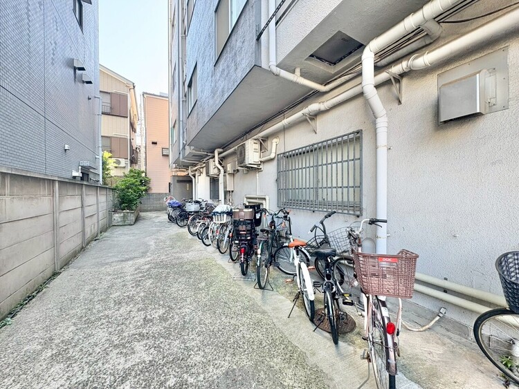 設備 きちんと整備された駐輪場。住む方の心遣いが感じられます。