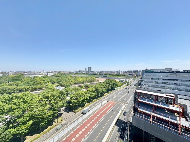 バルコニー 窓を開けると広がる青空。心をリフレッシュして日々を過ごしていきましょう。