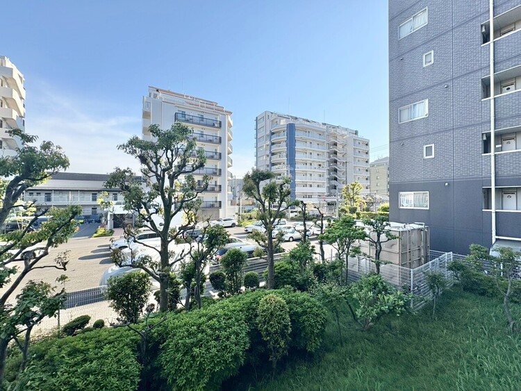 バルコニー 窓を開けると広がる青空。心をリフレッシュして日々を過ごしていきましょう。