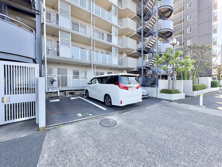 駐車場 本物件の駐車スペースです。車種制限のある場合もございますので、お気軽にお問い合わせくださいませ。