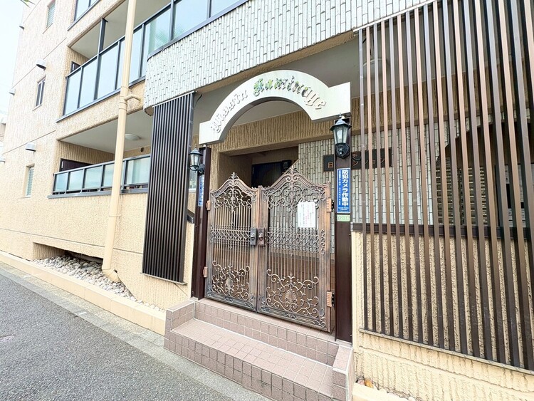その他 上質感漂う玄関アプローチです。